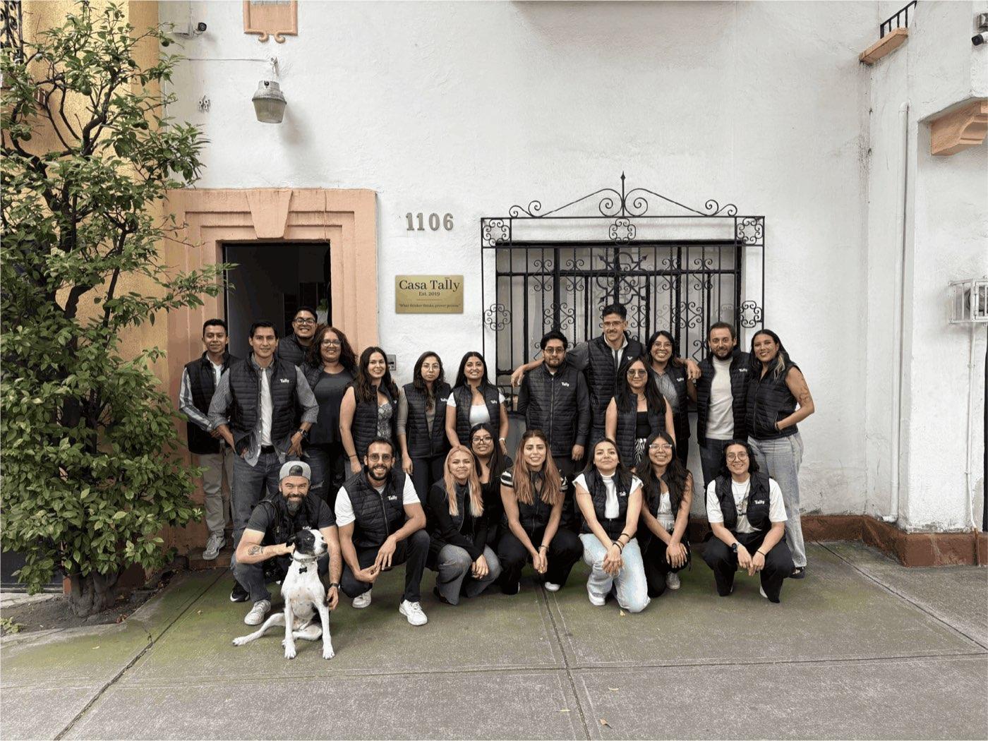 El equipo de Tally frente a sus oficinas en Ciudad de México